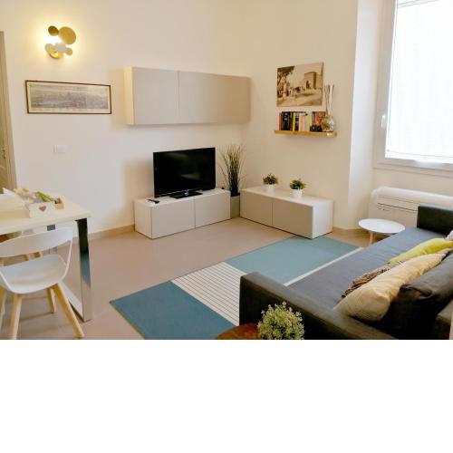 Spacious 2BR sleeps 6 just 5 mins with tram to city center and station