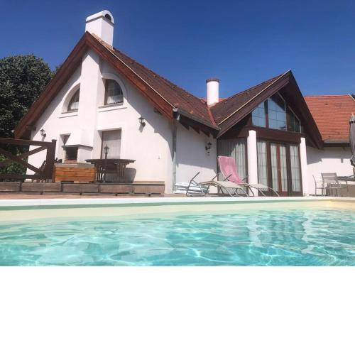 Spacious 3 bedroom house with heated pool