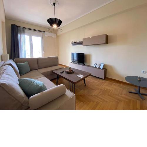 Spacious 3 BR Apartment in Family Neighbourhood