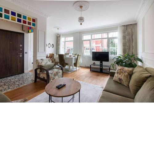 Spacious 4BR 2BA w priv patio close to Bosphorus
