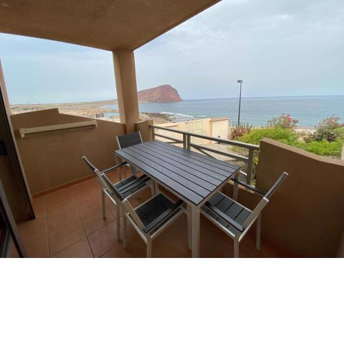 Spacious and bright flat on the beach La Tejita