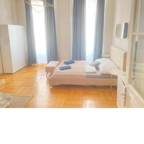 Spacious and Near Metro, Perfect for Groups of 14