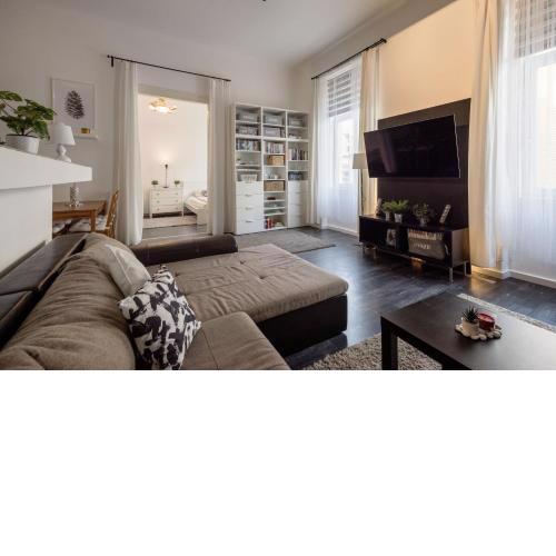 Spacious Apartment Almássy