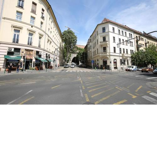 Spacious Apartment close to Chain Bridge and Castle district