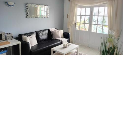 Spacious apt sleeps 4 with aircon and wifi