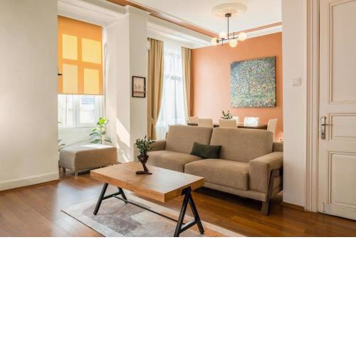 Spacious & Bright 3BR Apt In The Heart Of The City