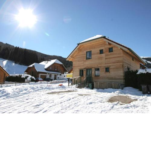 Spacious Chalet with Sauna Balcony Ski Storage Garden