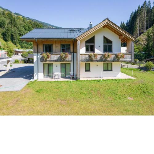 Spacious Chalet with Sauna in Saalbach Hinterglemm