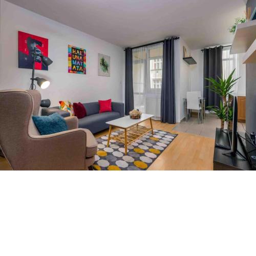 Spacious Condo With Private Car Park & Balcony