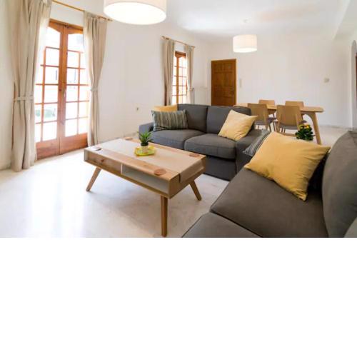 Spacious cozy apartment close to the airport