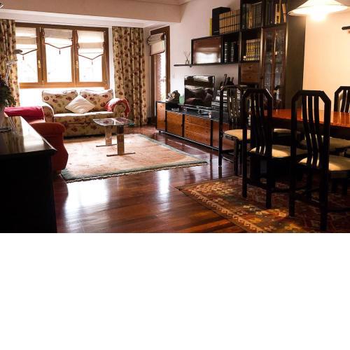Spacious cozy apartment with easy and free parking