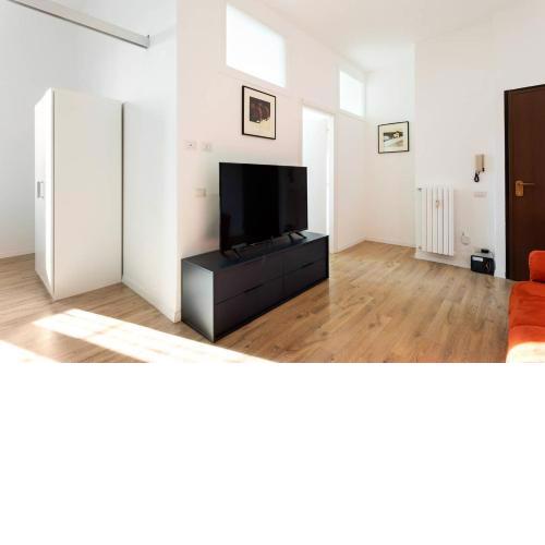 Spacious flat close to Fondazione Prada & Metro