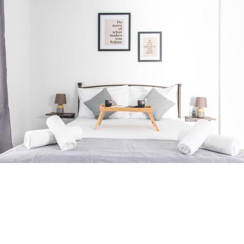 Spacious Flat For Friends & Couples With Balcony