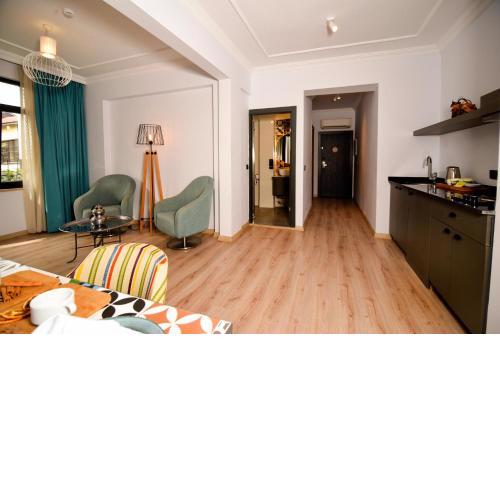 Spacious Flat with Balcony near Hadrian's Gate