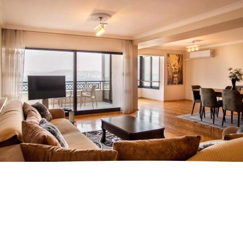 Spacious Flat with Sea View in İzmir Karsiyaka