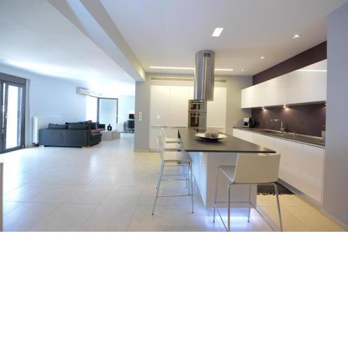 Spacious Fully Equipped 3BD 2Bath Apt in the heart of city with Balconies AC and fast WIFI #2