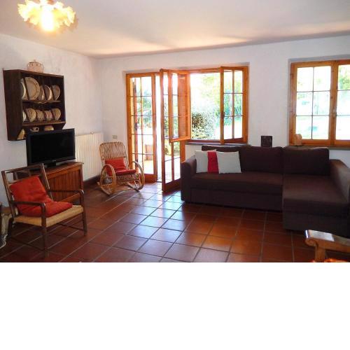 Spacious holiday home in Monteciccardo with solarium