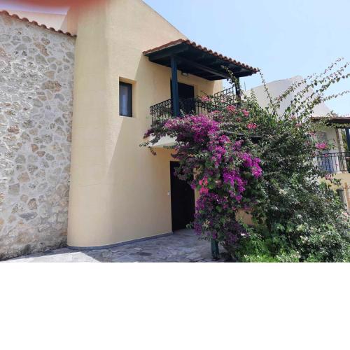 Spacious Holiday House with Shared Pool