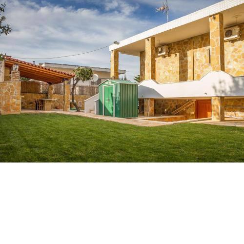 Spacious home with garden in Marathonas