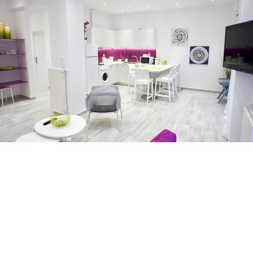 Spacious Modern Apt in Athens near Metro