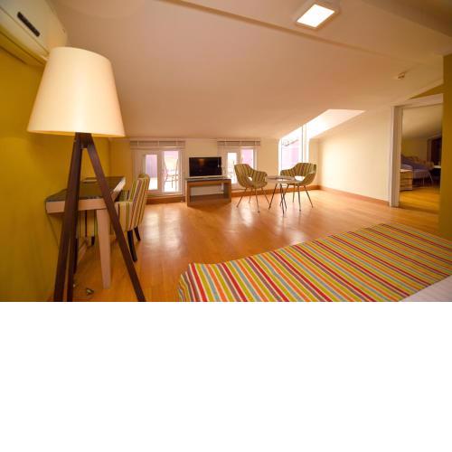 Spacious Penthouse with Terrace near Hadrian's Gate