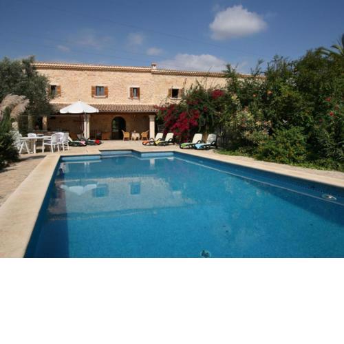 Spacious rustic country house with pool only 1 km from Buger