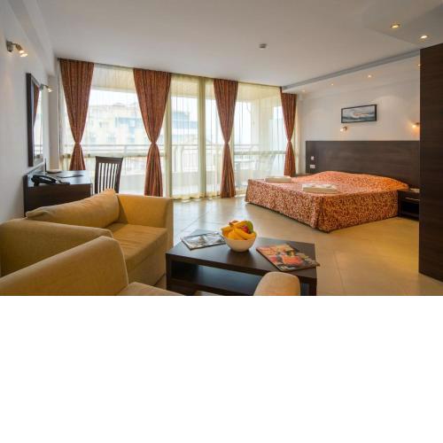 Spacious Studio with Balcony & Pool by the Marina