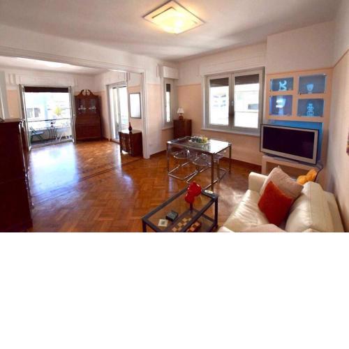 Spacious & Sunny Kolonaki Apt 5 mins metro/ACx3/1.5 BT