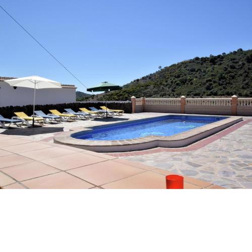 Spacious Villa in Sayalonga with Jacuzzi