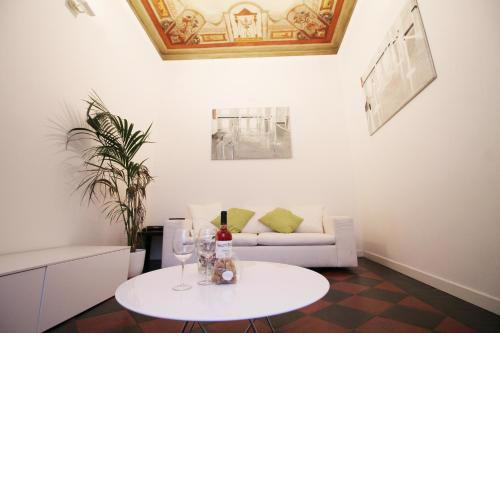 Spanish Steps Art Apartment