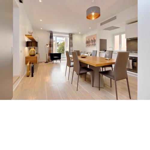 Spanish Steps Luxury Apartment in Spanish Square