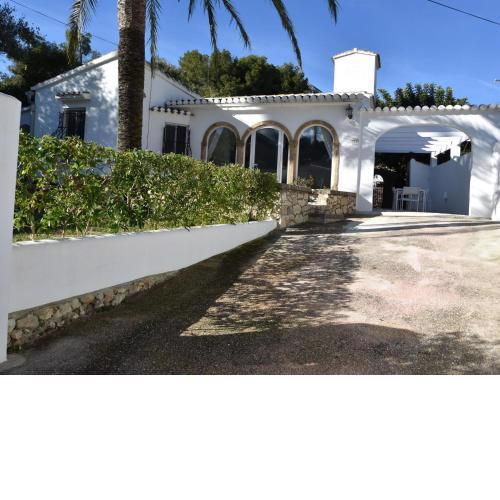 Spanish villa for 6 p spacious terrace close to the beach with large pool