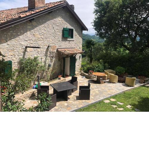 “SPArisio” CASA IN SASSO CON PISCINA E CAMPO DA TENNIS