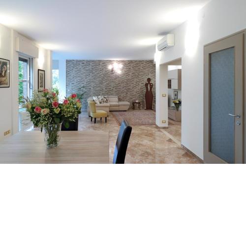 Spazioso appartamento con 3 camere e 2 bagni, super centrale!