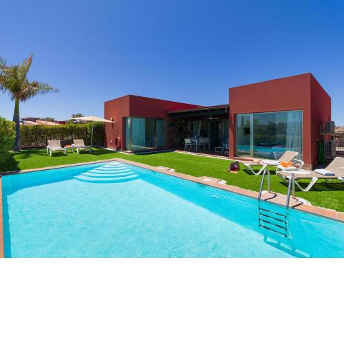 Special Villa with private heated pool 8m x 4m and Bbq