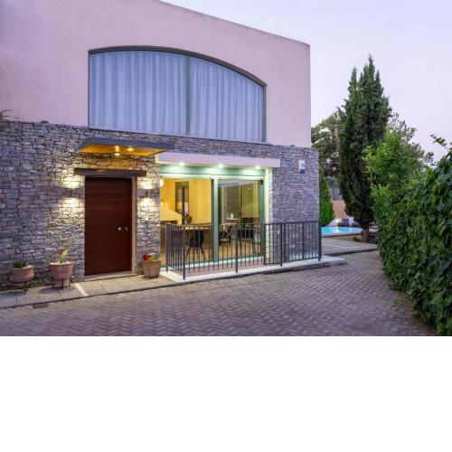 Spectacular villa with 6 bedrooms and pool
