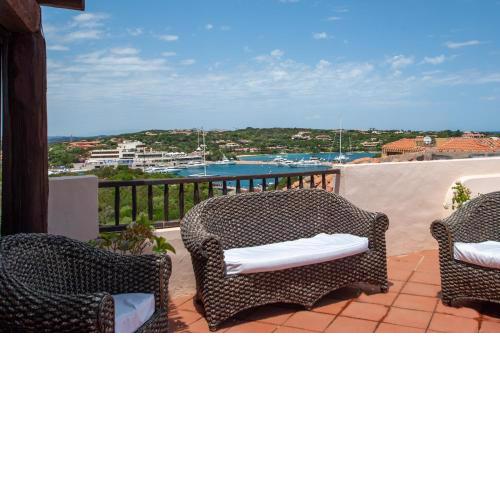 [SPETTACOLARE TERRAZZA SU PISCINA E PORTO CERVO]