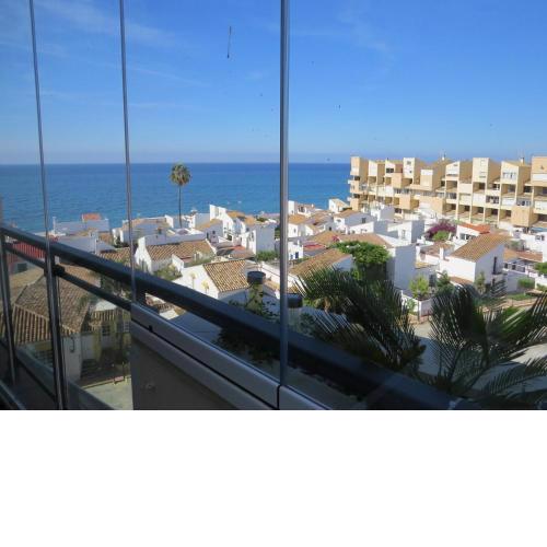 Splendid two bedroom penthouse located between Cancellada and Estepona