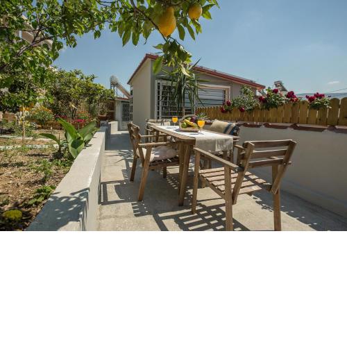 Splendid Views from a Cozy Cottage with a Garden Terrace