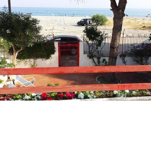 SPLENDIDA VILLA CON ACCESSO DIRETTO ALLA SPIAGGIA