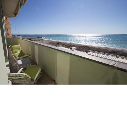 Splendido appartamento fronte mare con box doppio