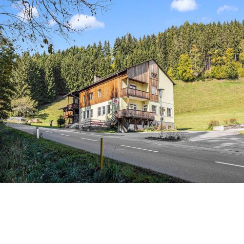 Sprawling Holiday Home in Kliening near Ski Area F1 Circuit