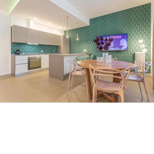 St. Peter Parrot Luxury
