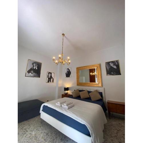Stanza Privata 2 o 3 posti letto con bagno privato in camera e balcone Casa Vacanze Cado Dalle Nubi