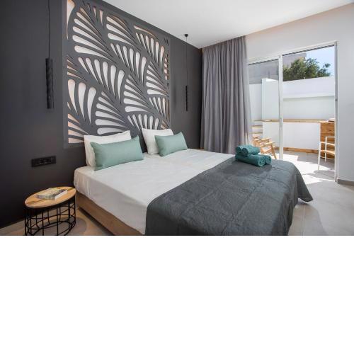 Stavris Studios & Pool Suites