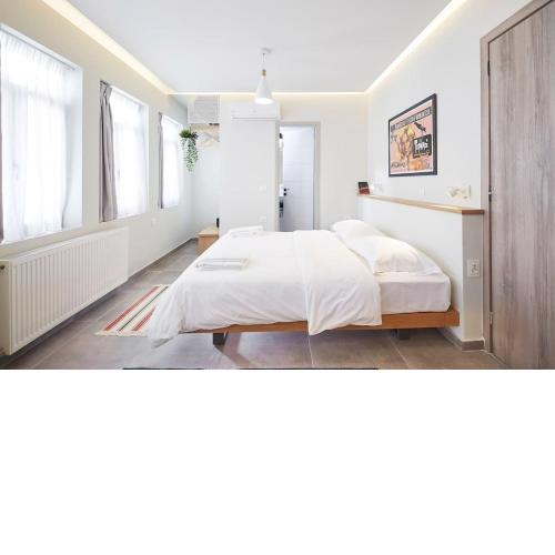 Stay in a hip decorated studio near Acropolis!
