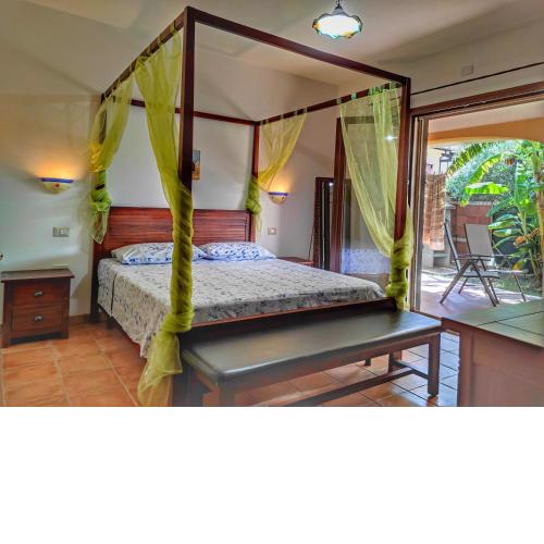 STELLA DORADA BedRooms ORIENTE a 5 minuti dal mare con clima,TV, zanzariere, doccia esterna e veranda relax