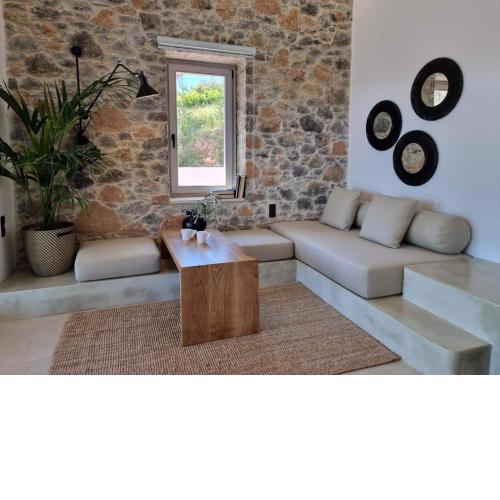 Stone build suite with private pool