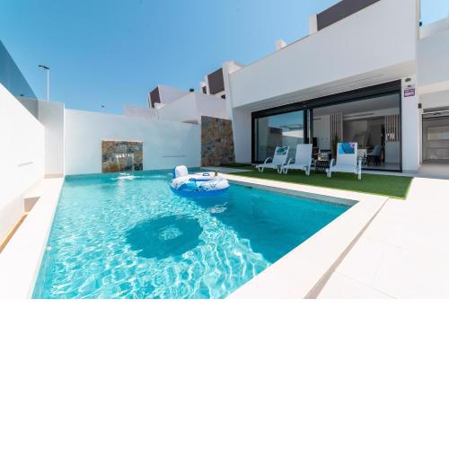 Strandnära villa med privat pool