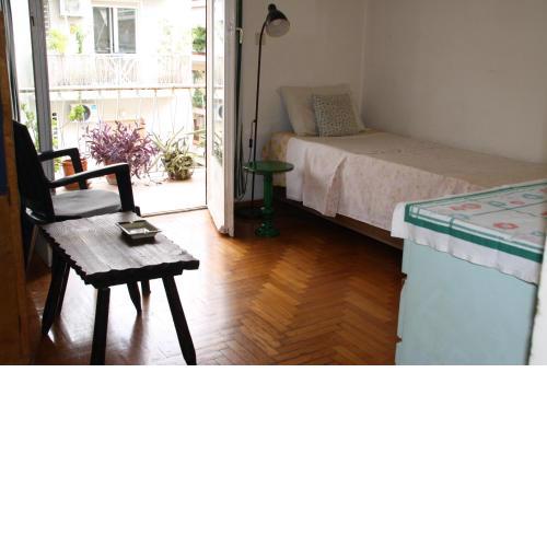 STUDENT OR TOURIST PRIVATE BEDROOM WITH DESK IN SHARED APARTMENT